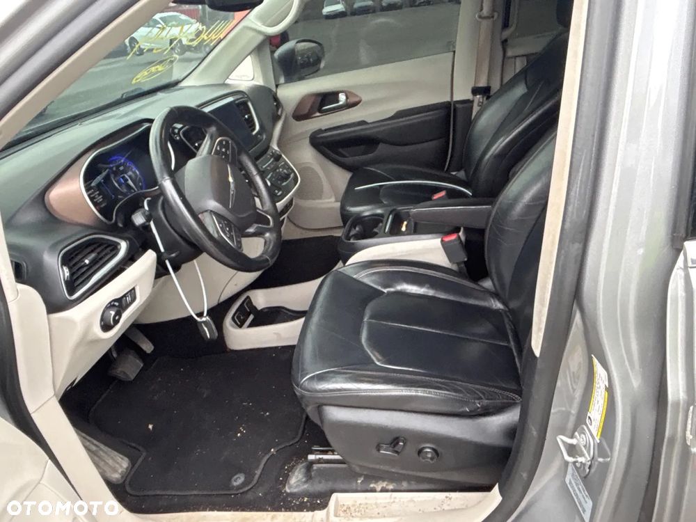 Chrysler Pacifica - 17