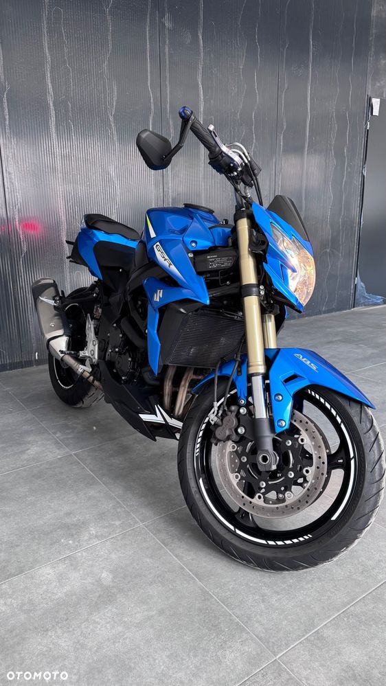 Suzuki GSR - 4