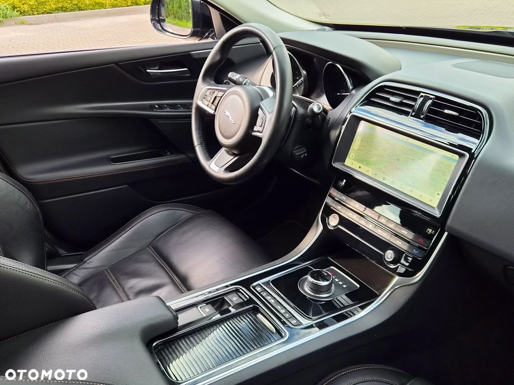 Jaguar XE 2.0 D180 SE - 17