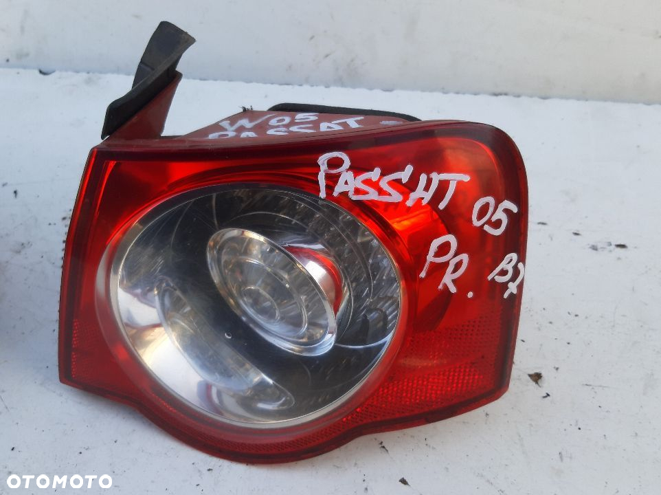 LAMPA REFLEKTOR PRAWA LEWA TYŁ VW PASSAT B6 SEDAN W BŁOTNIK - 2