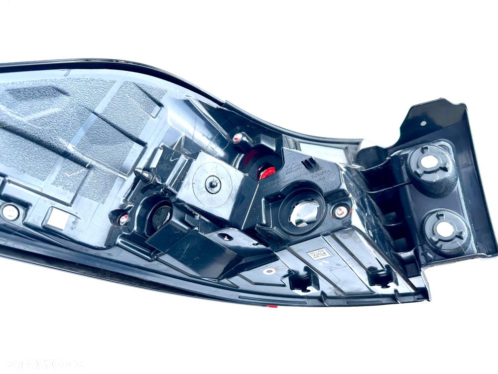 TOYOTA COROLLA CROSS 22 - LAMPA TYŁ tylna lampy błotnik klapa R ORYGINAŁ OE - 10