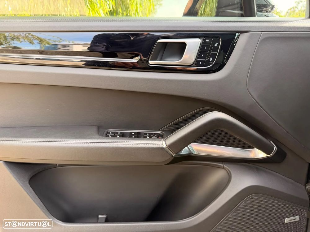 Porsche Cayenne Turbo - 38