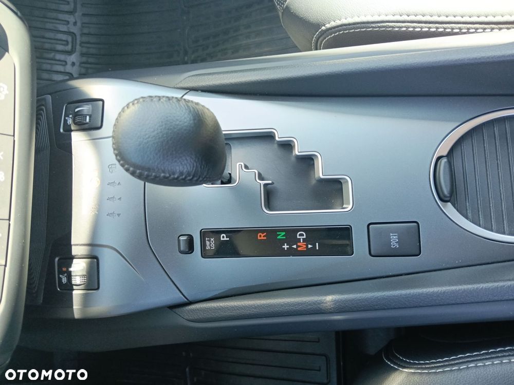 Toyota Avensis 2.0 Premium MS - 20