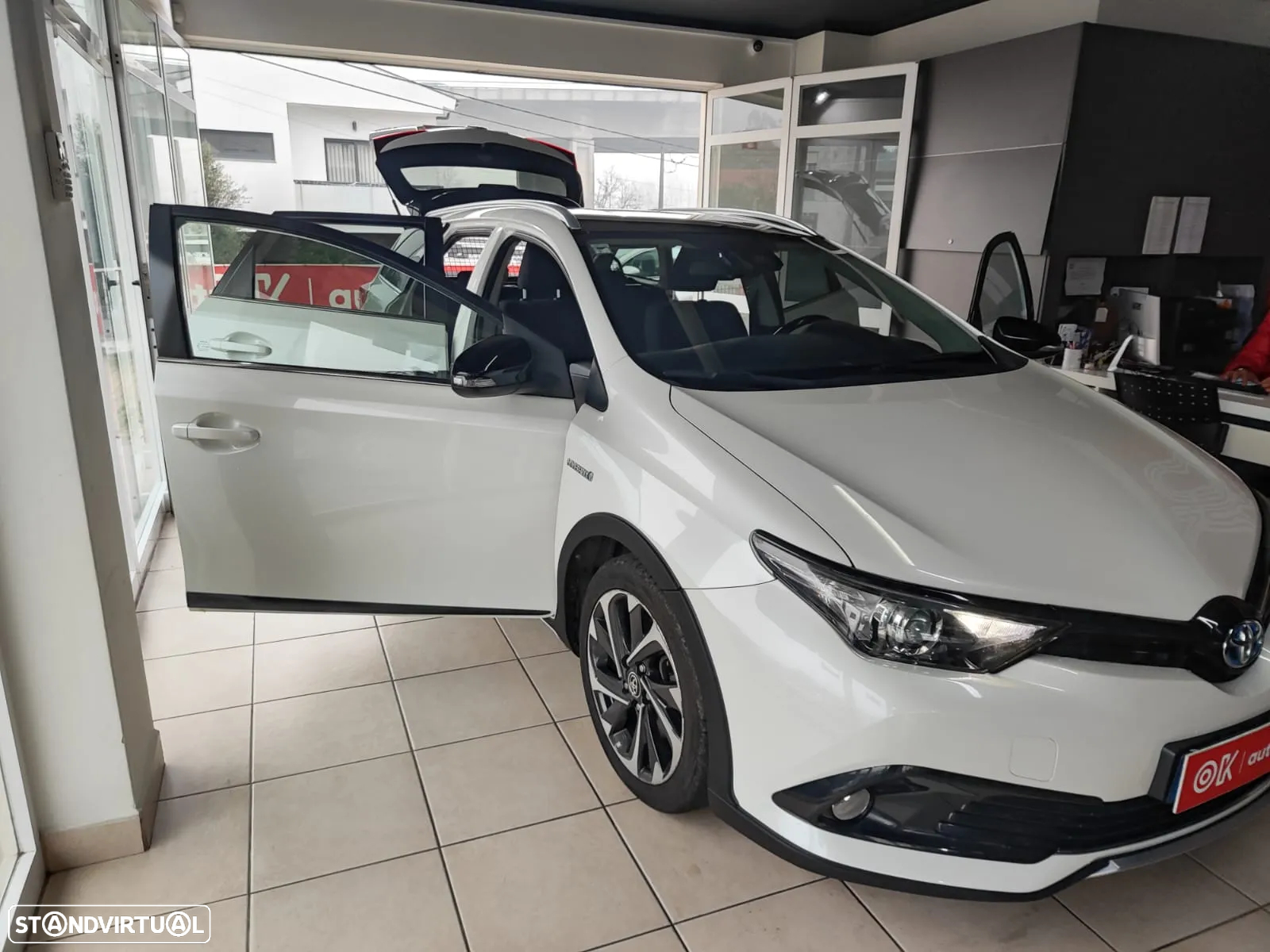 Toyota Auris Touring Sports 1.8 HSD Comfort+P.Sport - 16