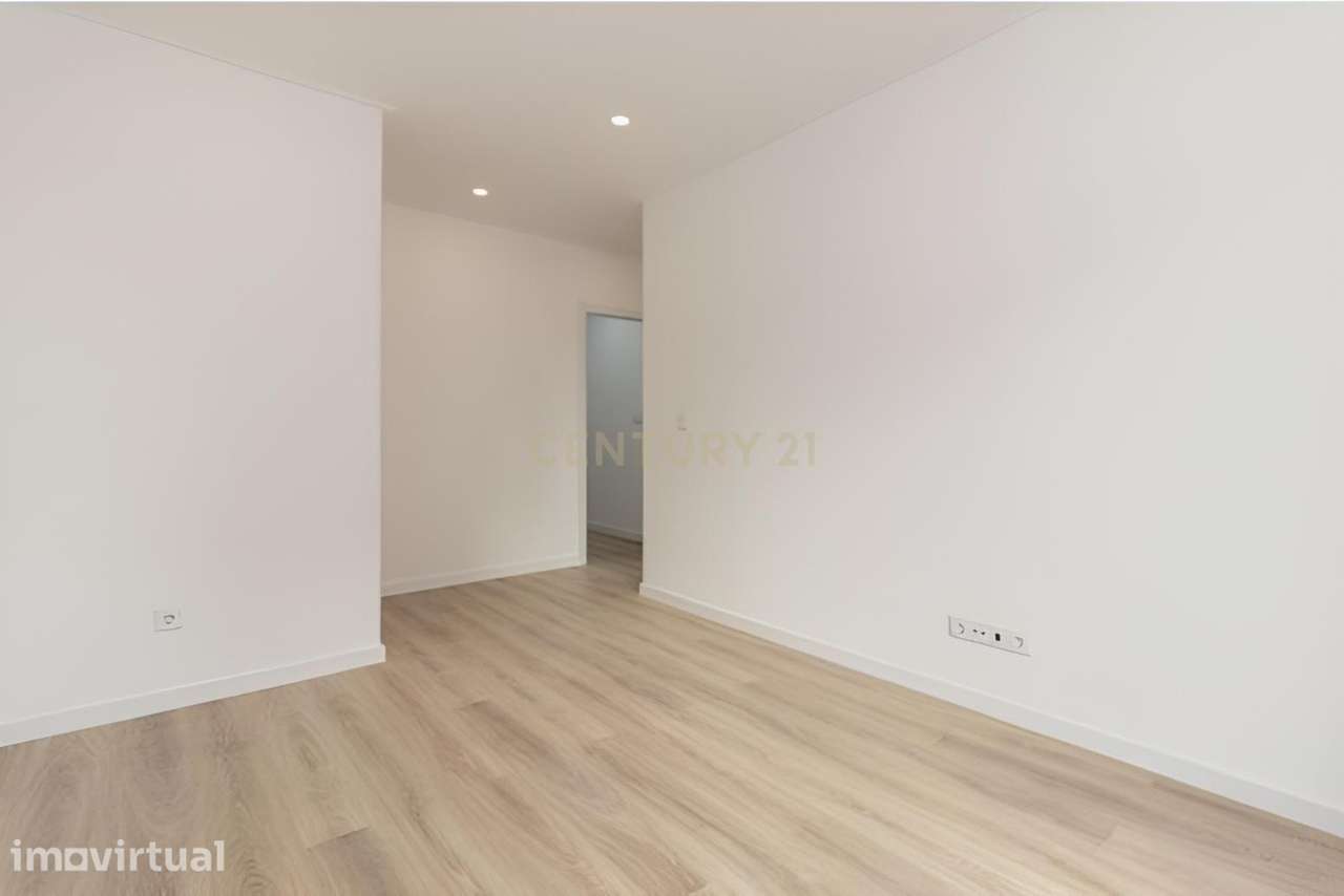 APARTAMENTO T1 TOTALMENTE RENOVADO NA BAIXA DA BANHEIRA - Grande imagem: 2/19