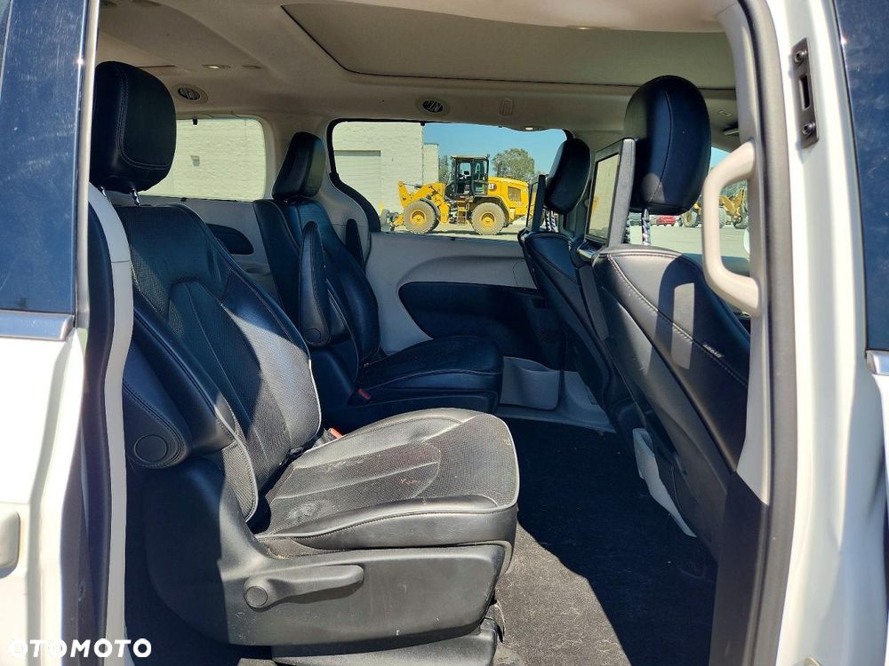 Chrysler Pacifica - 11