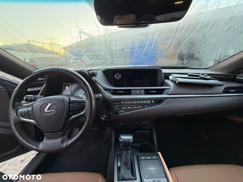 Lexus ES 300h Business Edition - 8