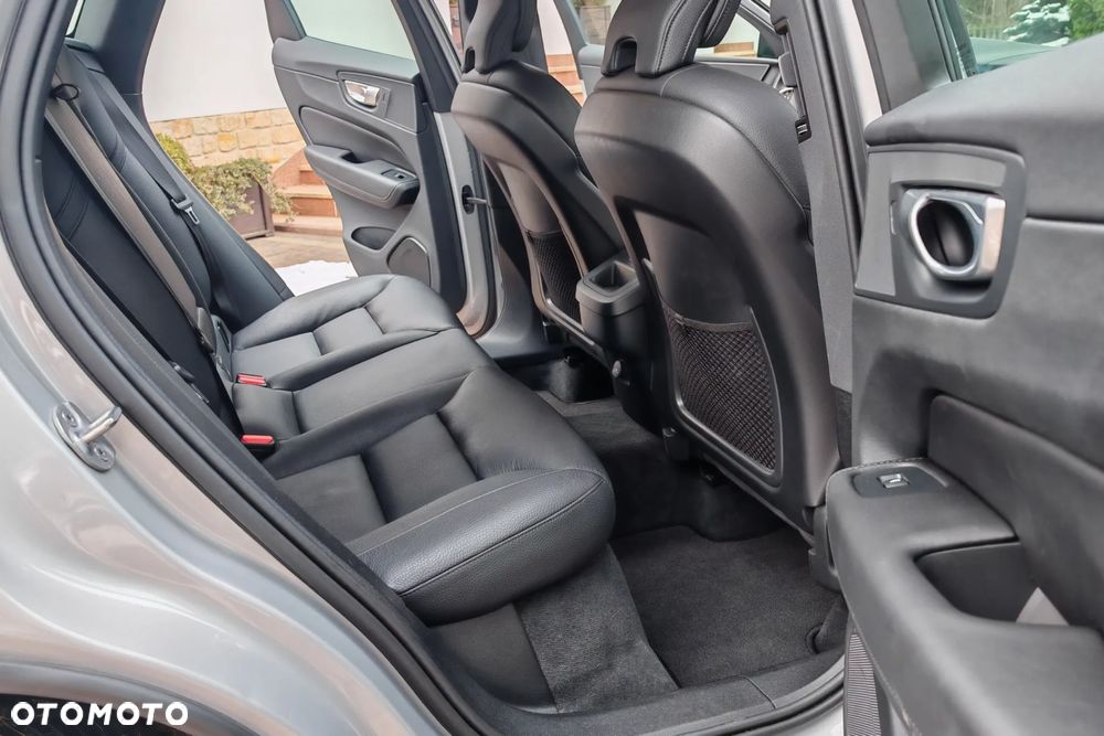 Volvo XC 60 B4 D AWD Plus Dark - 11