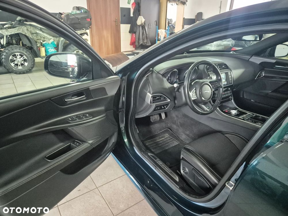 Jaguar XE 2.0 D R-Sport - 16
