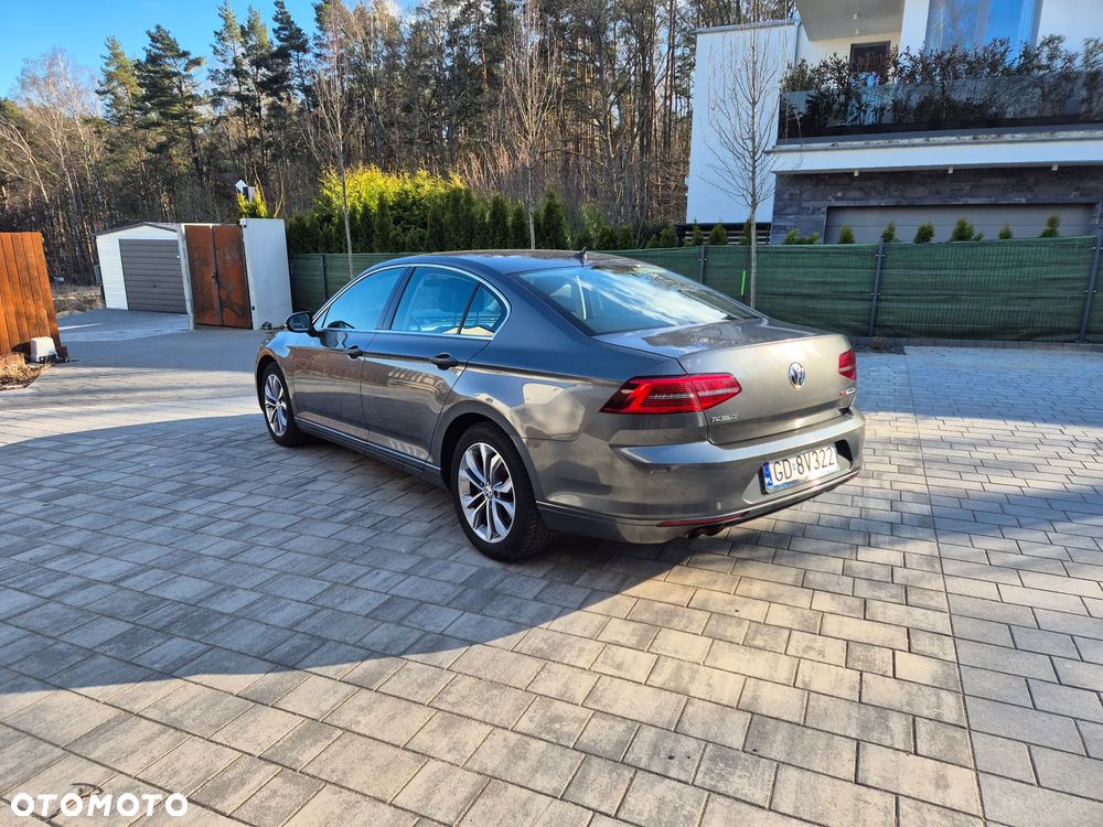 Volkswagen Passat - 1