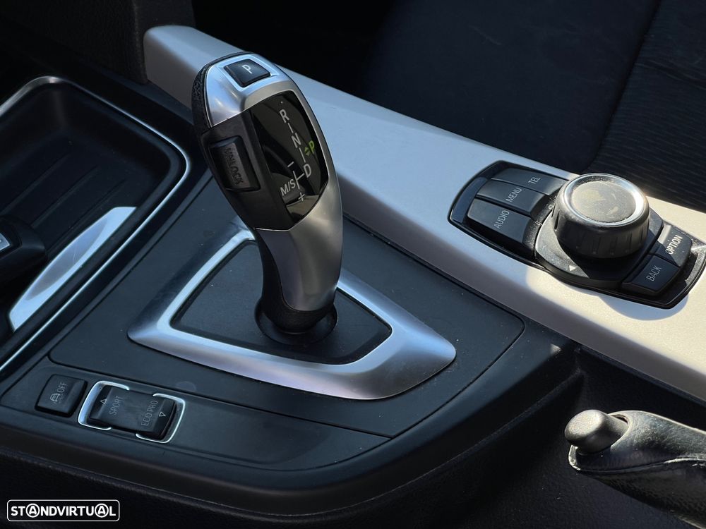 BMW 320 d EfficientDynamics Auto - 12