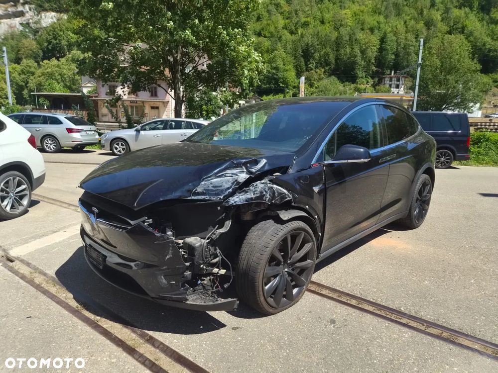 Tesla Model X - 3
