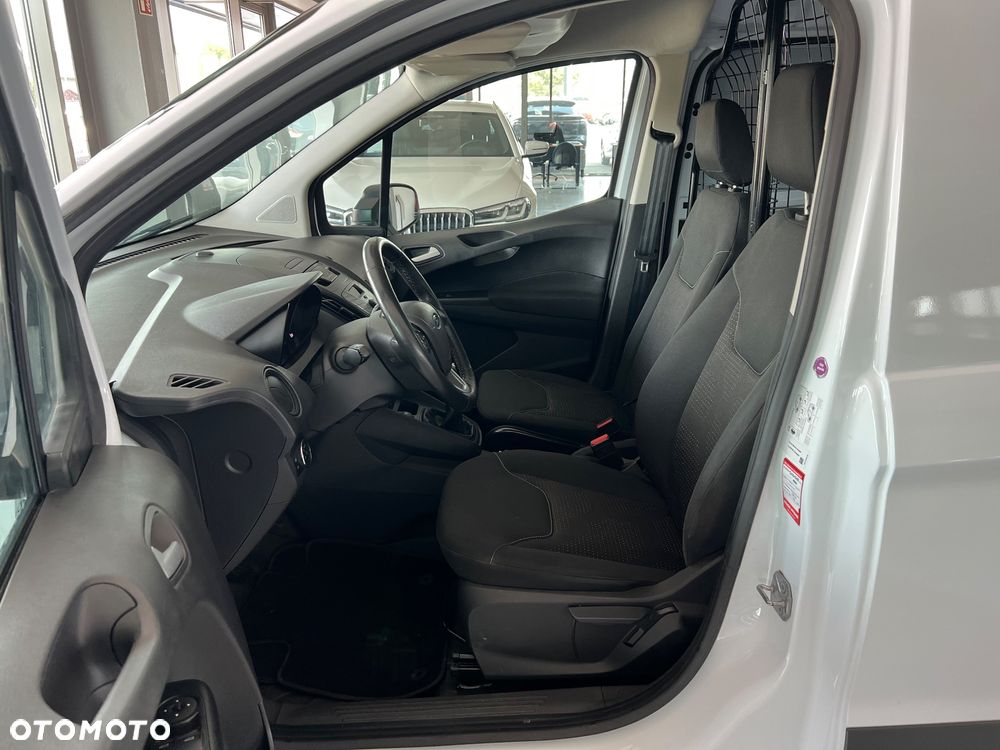 Ford Transit Courier - 22