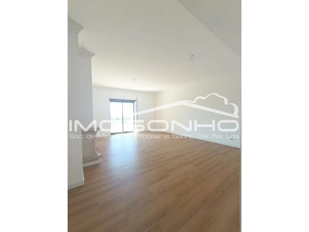 T3 Semi-Remodelado com Garagem, Varandas e Logradouro com Churrasqu... - Grande imagem: 2/18