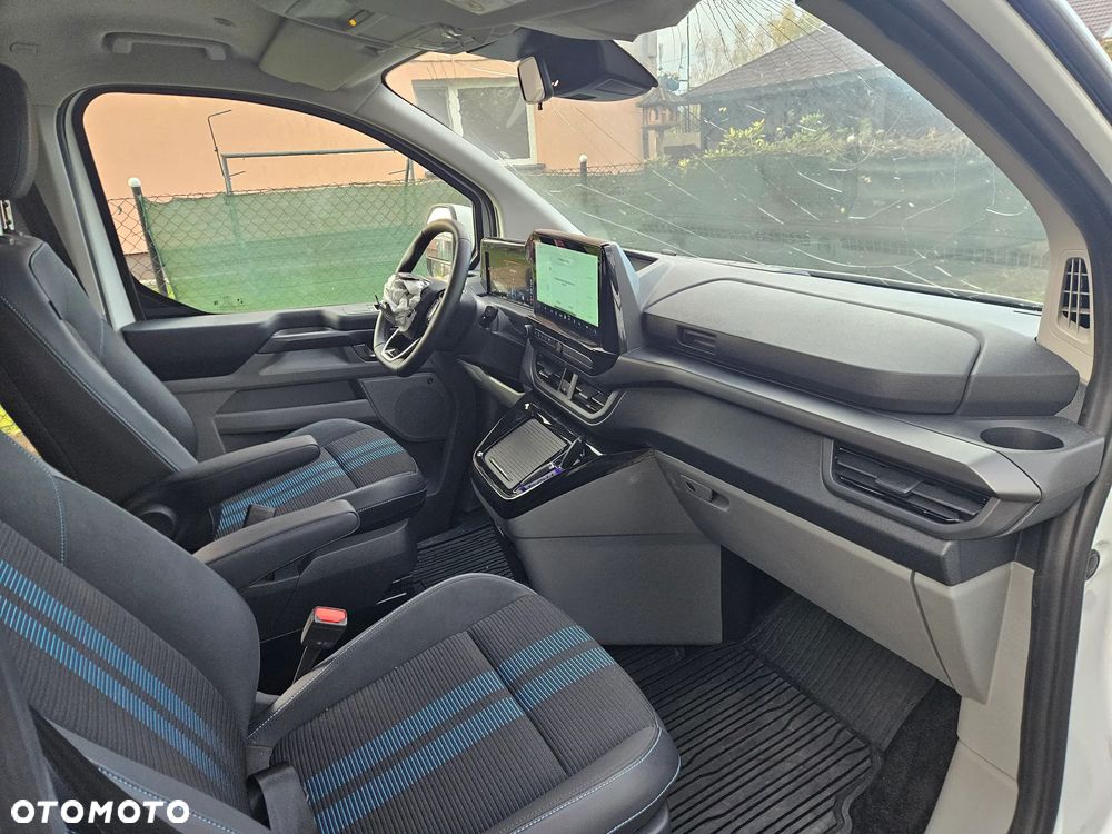 Ford Tourneo Custom - 32