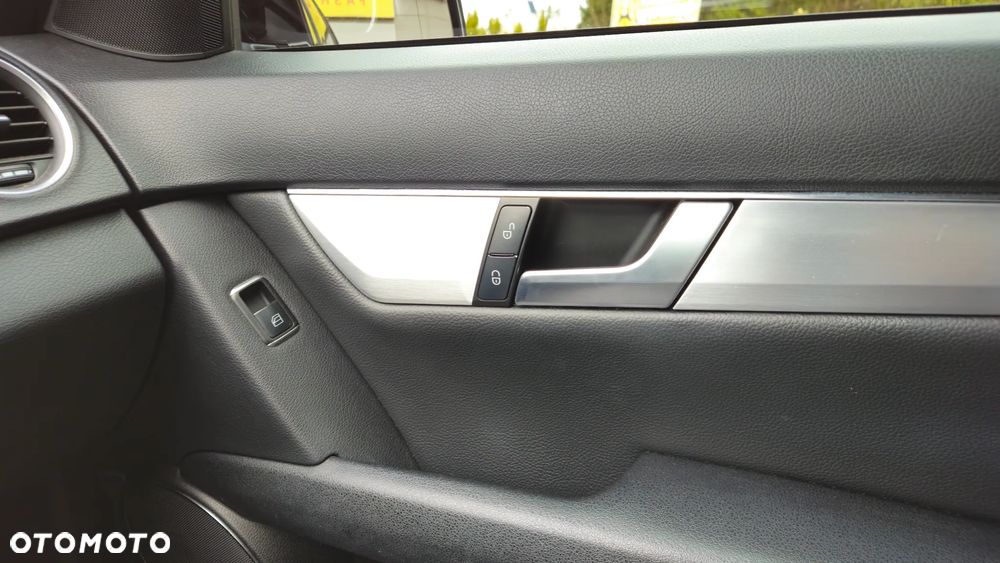 Mercedes-Benz Klasa C 200 CGI BlueEff Avantgarde - 24