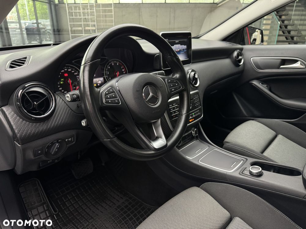 Mercedes-Benz GLA 180 7G-DCT - 10