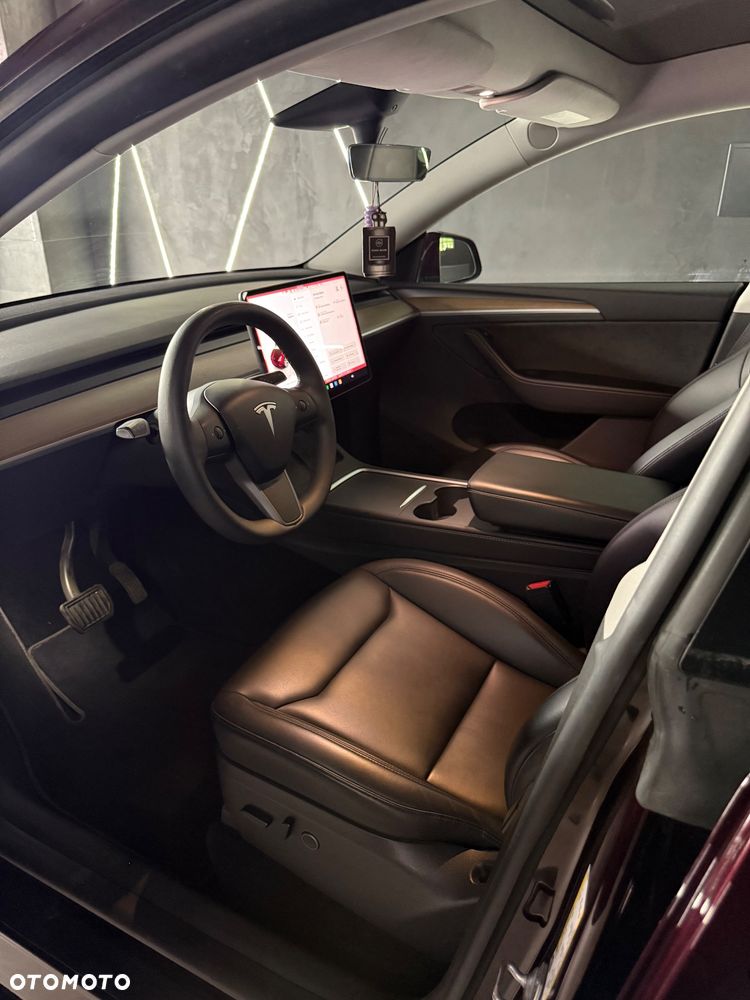 Tesla Model Y - 8