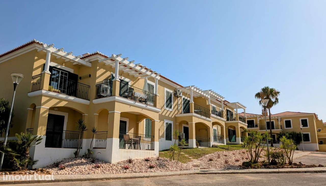 ✨ T2 com piscinas, jardins e varanda em Alporchinhos – a 3 min da prai - Grande imagem: 2/11