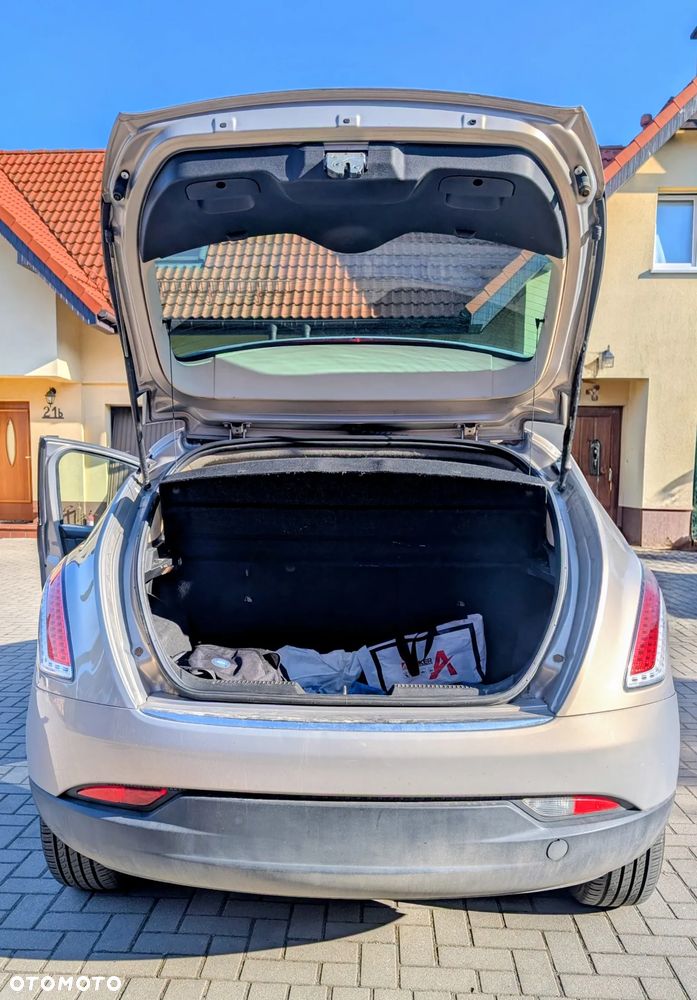 Lancia Delta 1.6 MJ Platino - 12