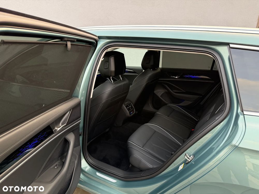 Volkswagen Passat - 11