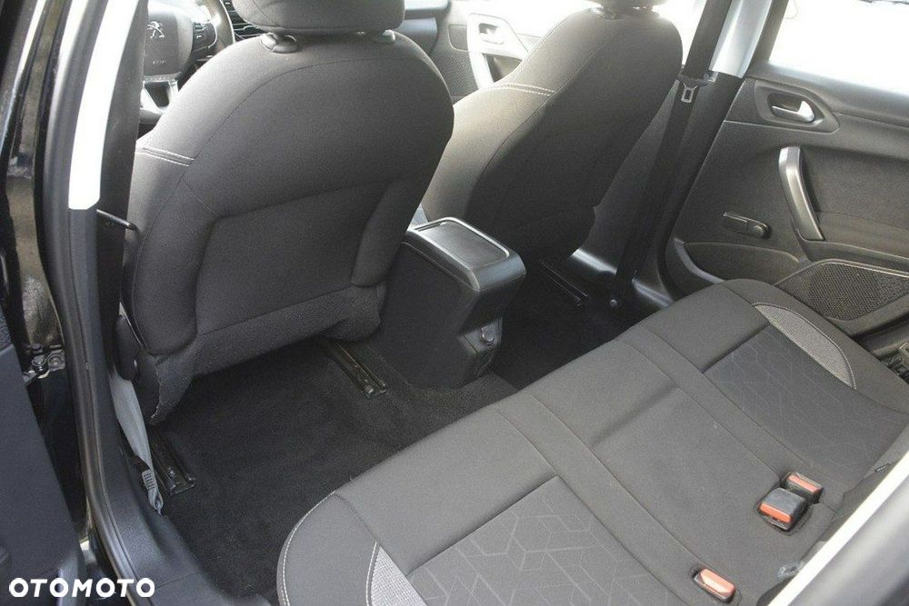 Peugeot 2008 1.2 Pure Tech Style EU6 - 32