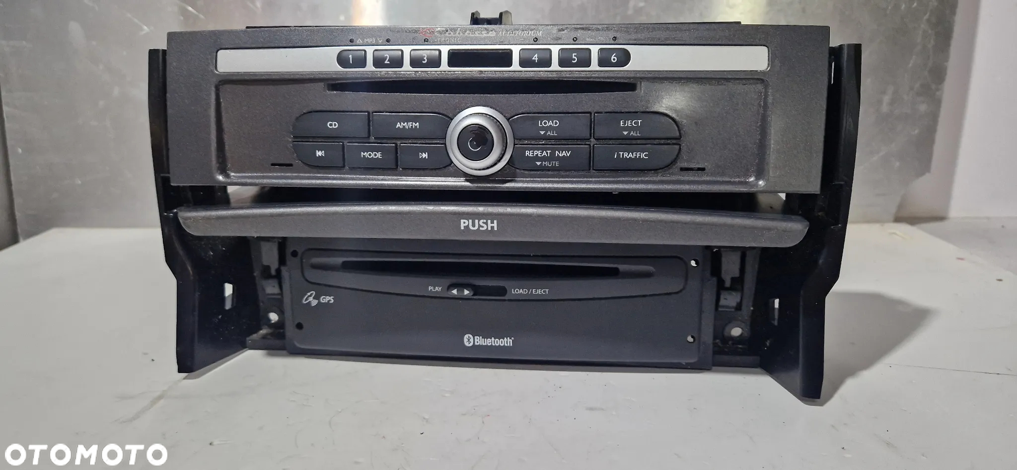RENAULT VELSATIS RADIO PN-2590W-E - 2