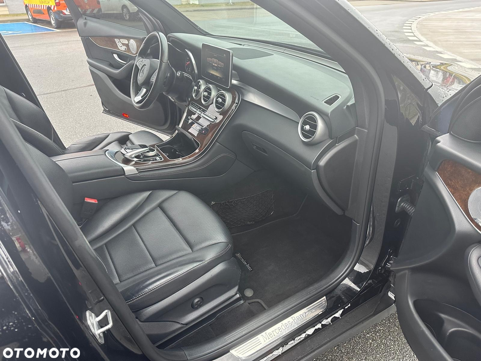 Mercedes-Benz GLC 300 Coupe 4Matic 9G-TRONIC - 26