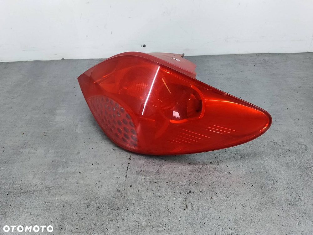 LAMPA TYLNA PRAWA PEUGEOT 207 9649986580   VP5PFX-13404-A HATCHBACK - 3