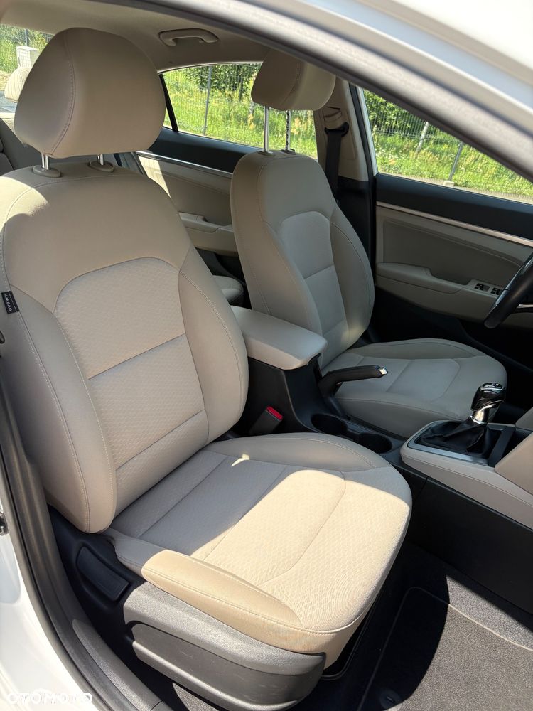 Hyundai Elantra 1.6 Comfort - 8