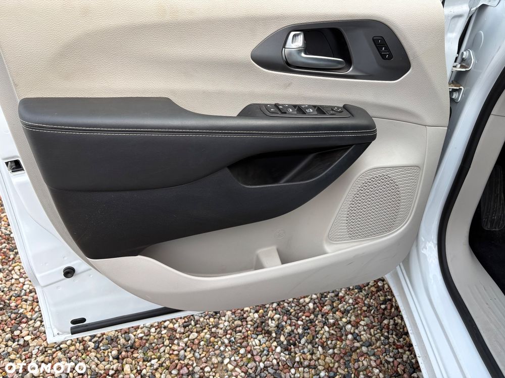 Chrysler Pacifica - 11