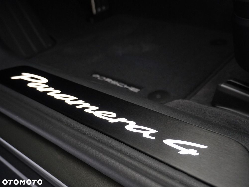Porsche Panamera 4 E-Hybrid PHEV - 25