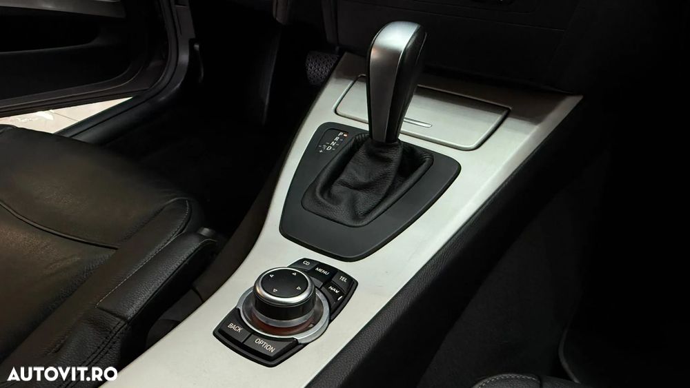 BMW Seria 3 320i Touring Aut. - 24