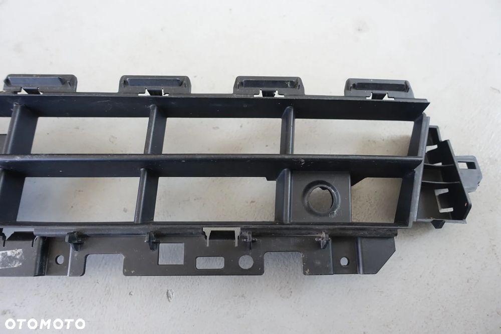 KRATKA ŚRODKOWA ZDERZAKA AUDI Q2 81A - 7