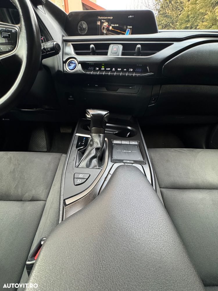 Lexus UX 250h FWD Business - 31