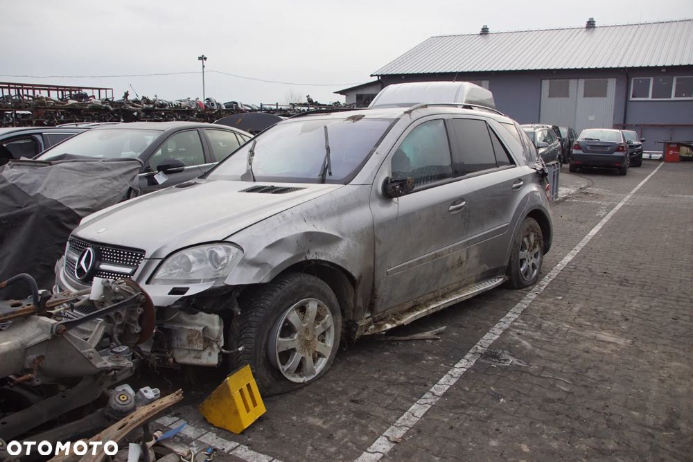 Auto na części - Mercedes ML W164 320 CDI 3.0 CDI 224 KM 642940 OM642 722902 723 2008R Silnik Skrzynia Drzwi Maska Klapa Zderzak Szyba Klamka Lampa Deska Kokpit Sterownik Moduł Czujnik Licznik Kierownica Wyświetlacz Panel - 1