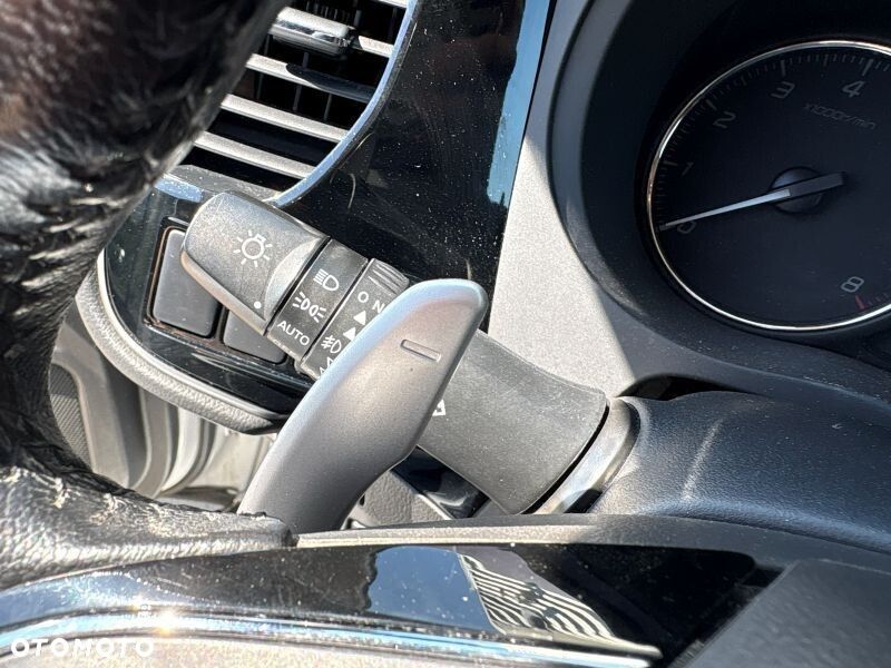 Mitsubishi Outlander 2.0 Instyle + 4WD CVT - 29