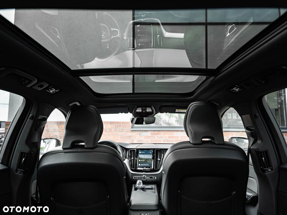 Volvo XC 60 B4 D Plus Dark - 29