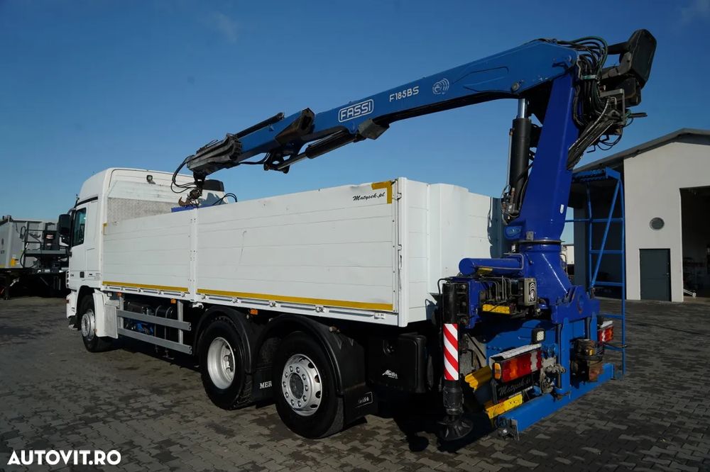Mercedes-Benz ACTROS 2548 / 6x2 / ÎNĂLȚIME - 6,5 M / PUNTE RELAXABILĂ / TRANSMISIE FASSI / ATINGERE: 10,85 M / PRIMUL SCAUN SPATE / ROTATOARE / FURCĂ PENTRU PALEȚI - 8