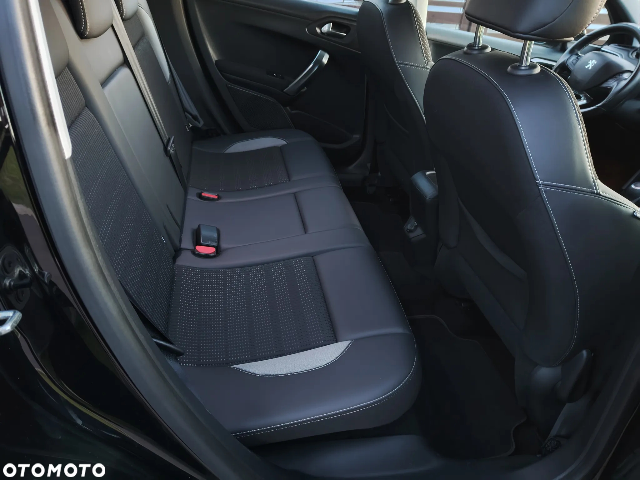 Peugeot 2008 1.2 Pure Tech Allure S&S EAT6 - 10
