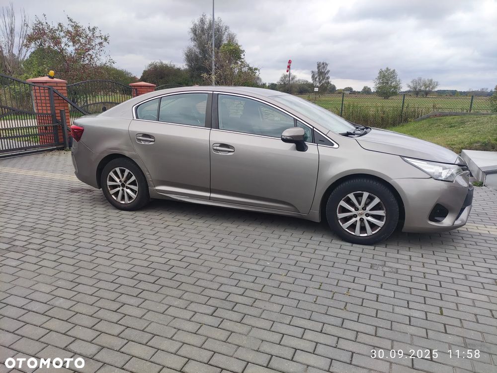 Toyota Avensis 1.6 Active - 9