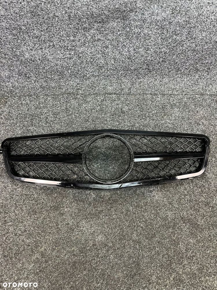 mercedes w204 atrapa chłodnicy grill zamiennik uszkodzony - 1