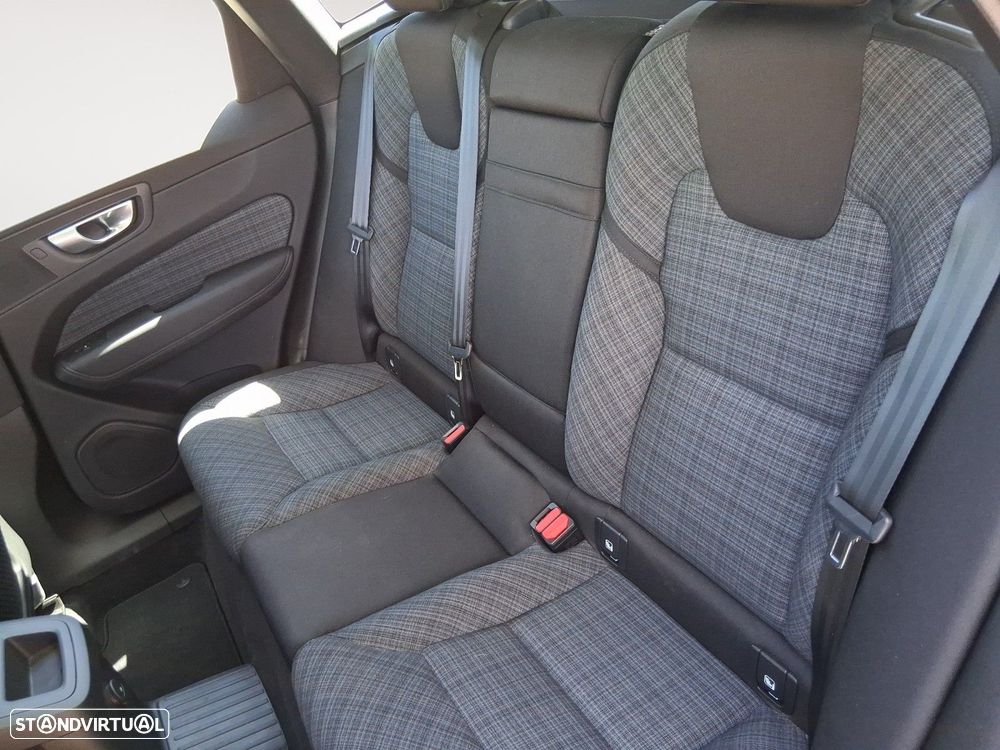 Volvo XC 60 2.0 T6 PHEV Core AWD — fotografia 13