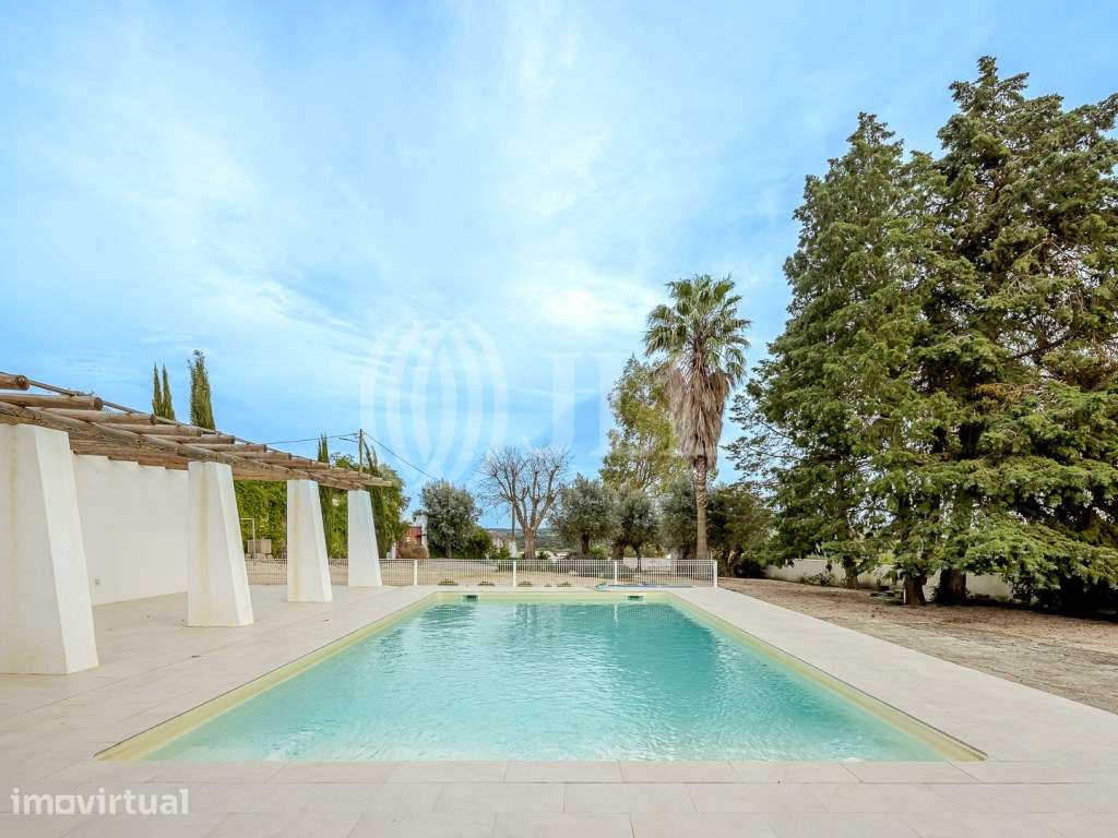 Moradia T8 com jardim e piscina, em Montemor-o-Novo - Grande imagem: 2/54