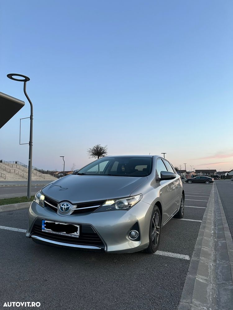 Toyota Auris 1.8 L VVT-i HSD Sol - 1