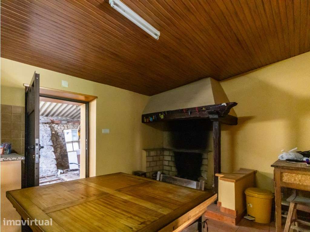 Moradia para restaurar nas Varzeas