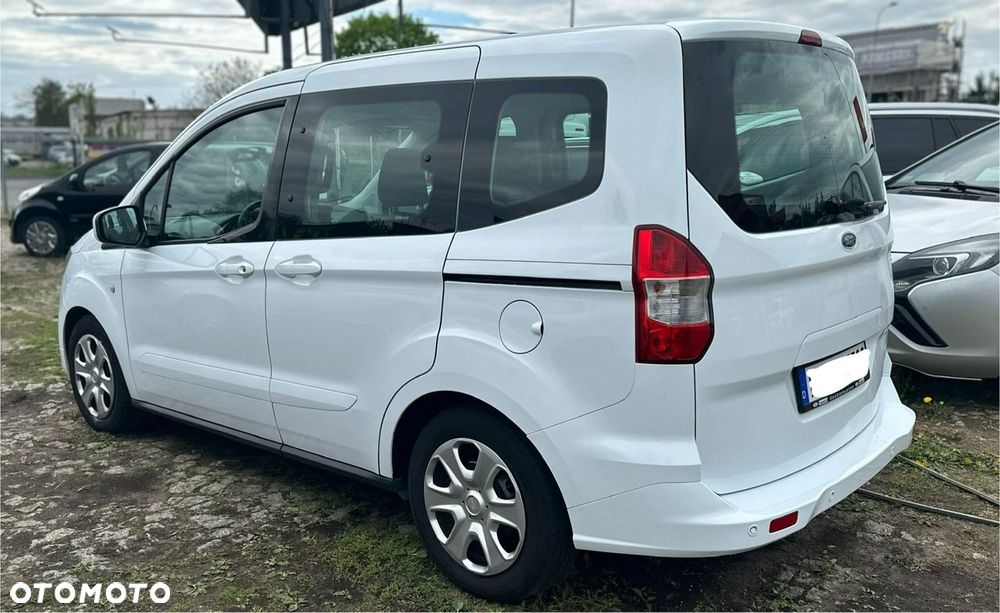 Ford Transit Courier - 11