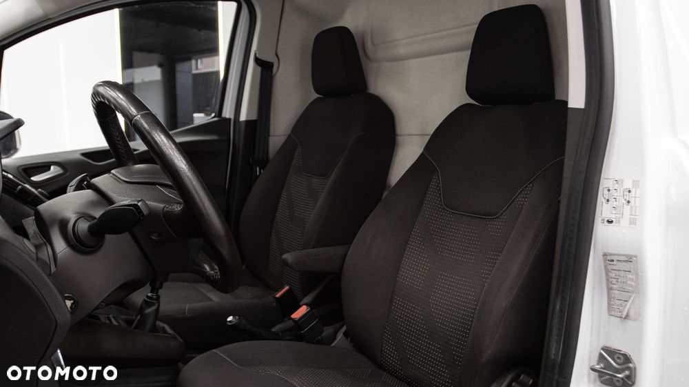 Ford Transit Courier - 29