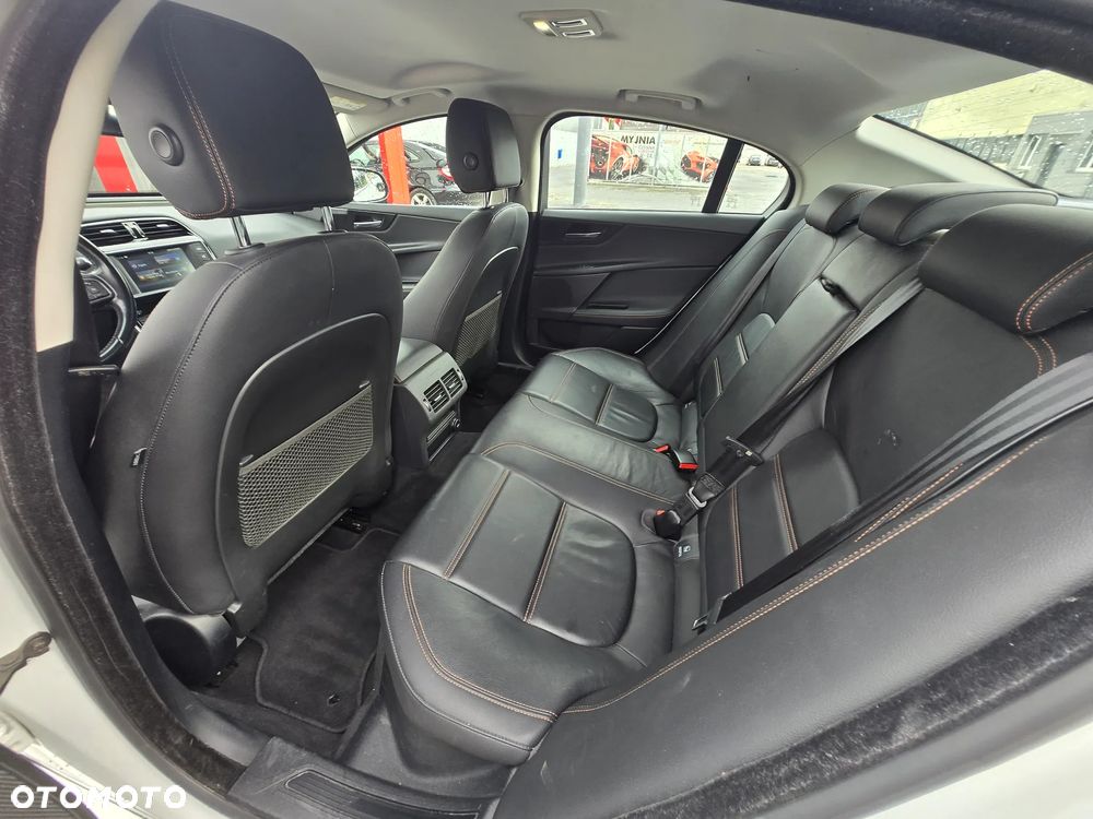 Jaguar XE 2.0 D AWD Prestige - 7