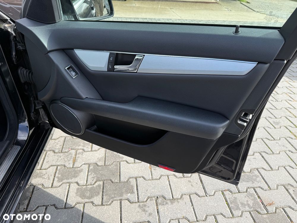 Mercedes-Benz Klasa C 180 CGI BlueEff Avantgarde - 21